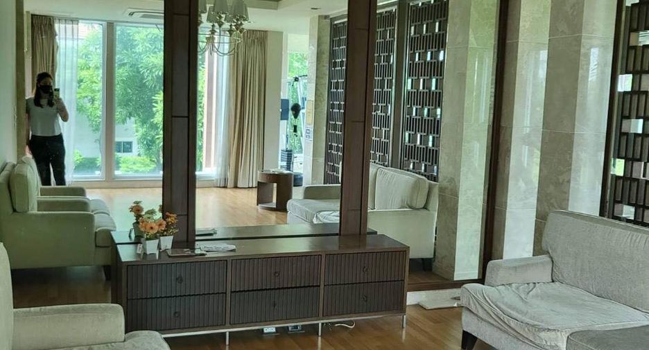 Casa adosada en alquiler de 3 habitaciones en Wang Thonglang, Bangkok