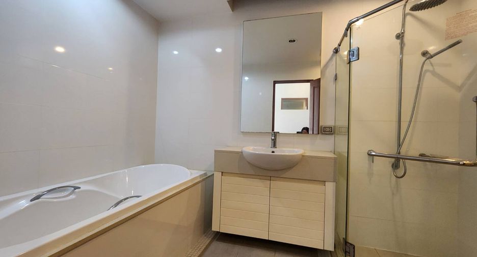 For rent そして for sale 2 Beds condo in Khlong Toei, Bangkok