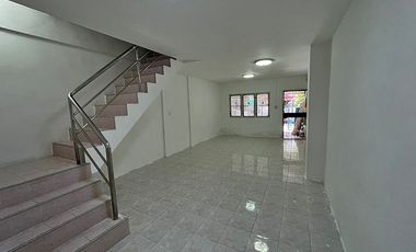Reihenhaus zum Kauf mit 2 Zimmer in Mueang Samut Prakan, Samut Prakan
