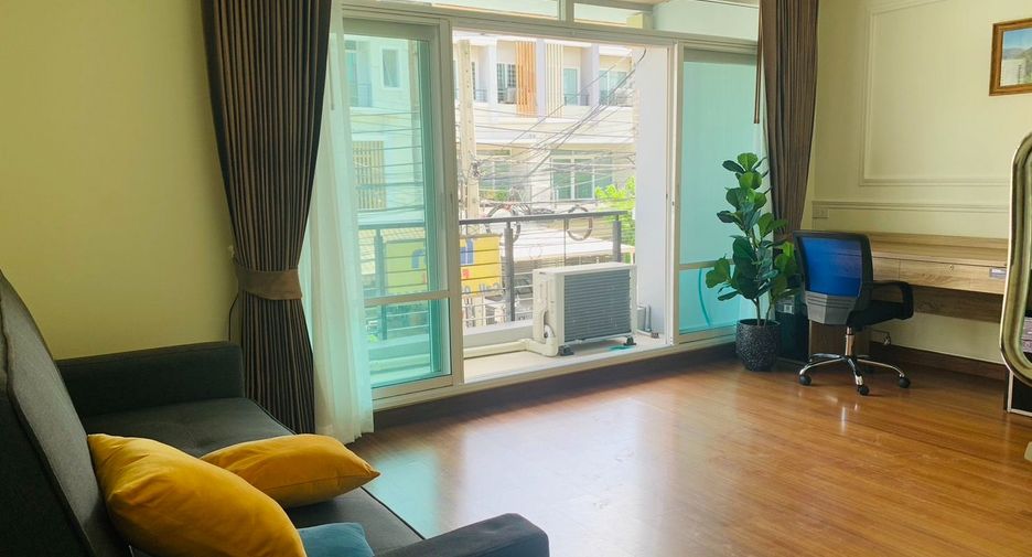 For rent 3 bedrooms townhouse in Prawet, Bangkok
