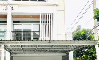 出租 3 卧室 联排别墅 在 Prawet, 曼谷