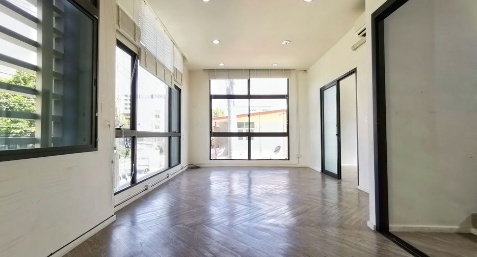 Casa adosada en venta de 3 habitaciones en Bang Kapi, Bangkok