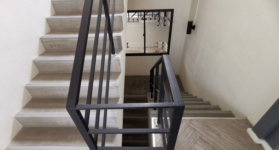 Casa adosada en venta de 3 habitaciones en Bang Kapi, Bangkok