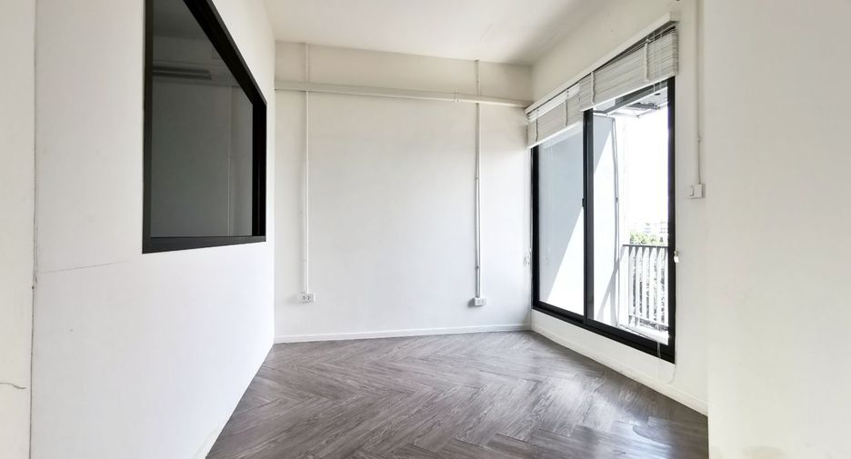 Casa adosada en venta de 3 habitaciones en Bang Kapi, Bangkok