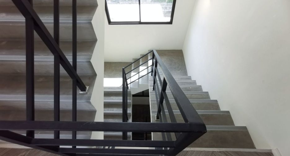 Casa adosada en venta de 3 habitaciones en Bang Kapi, Bangkok