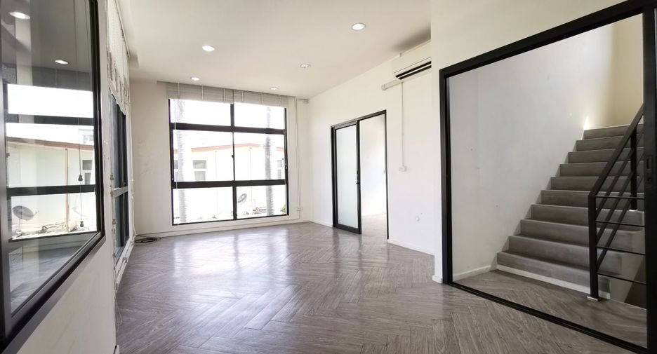 Casa adosada en venta de 3 habitaciones en Bang Kapi, Bangkok