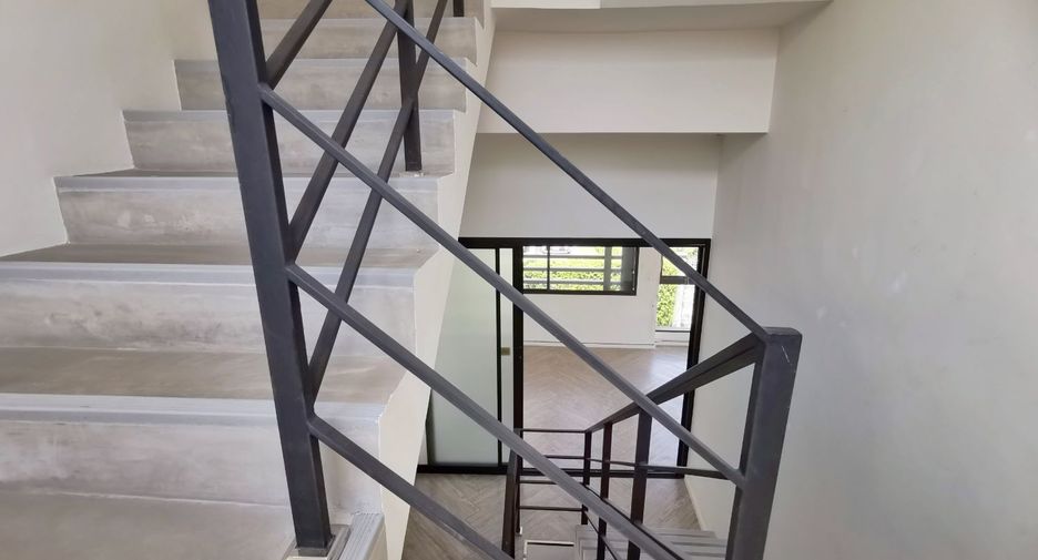 Casa adosada en venta de 3 habitaciones en Bang Kapi, Bangkok