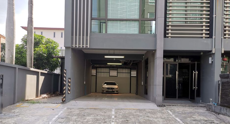 Casa adosada en venta de 3 habitaciones en Bang Kapi, Bangkok
