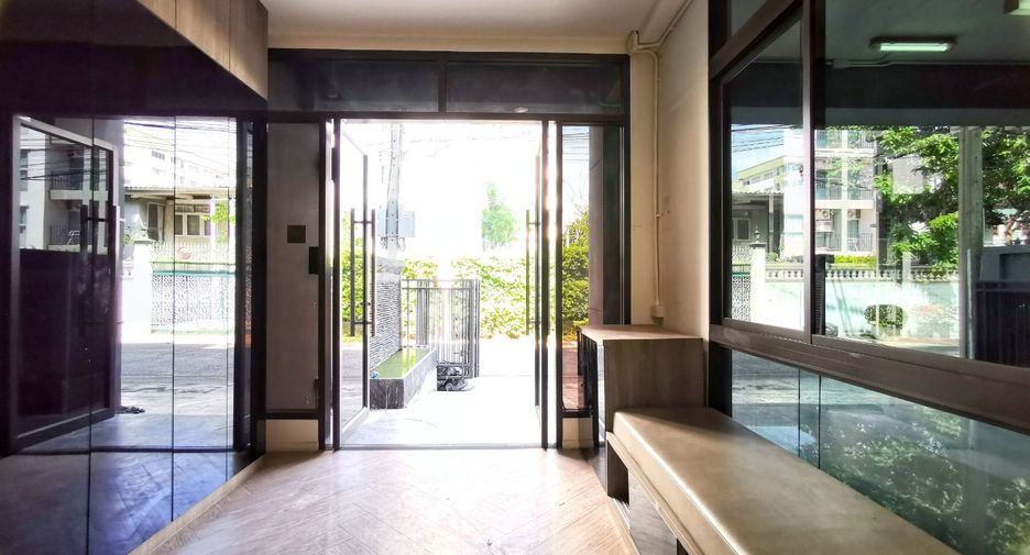 Casa adosada en venta de 3 habitaciones en Bang Kapi, Bangkok