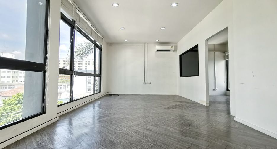 Casa adosada en venta de 3 habitaciones en Bang Kapi, Bangkok