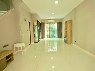 À vendre 3 chambres maison de ville à Khan Na Yao, Bangkok