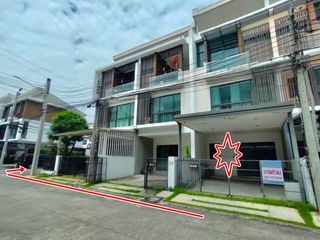 À vendre 3 chambres maison de ville à Khan Na Yao, Bangkok