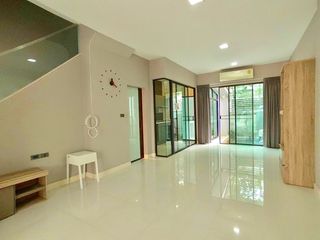 À vendre 3 chambres maison de ville à Khan Na Yao, Bangkok
