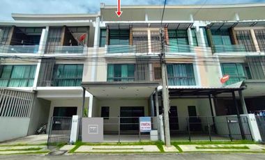 À vendre 3 chambres maison de ville à Khan Na Yao, Bangkok