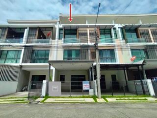 À vendre 3 chambres maison de ville à Khan Na Yao, Bangkok