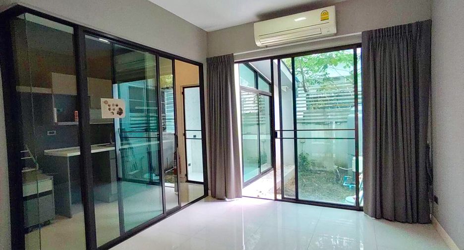 À vendre 3 chambres maison de ville à Khan Na Yao, Bangkok