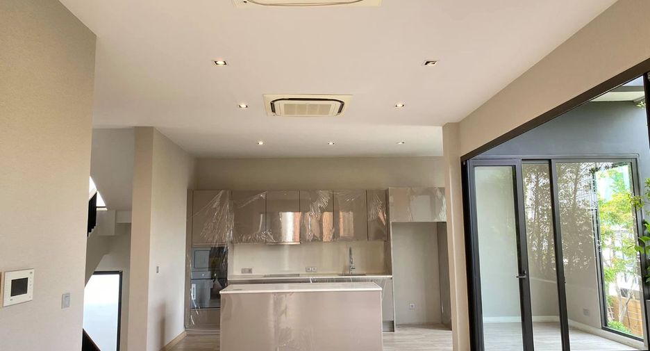 For sale 4 bedrooms house in Watthana, Bangkok