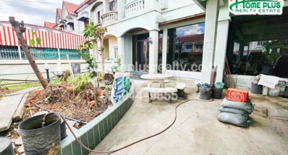 For sale 4 Beds townhouse in Sam Khok, Pathum Thani