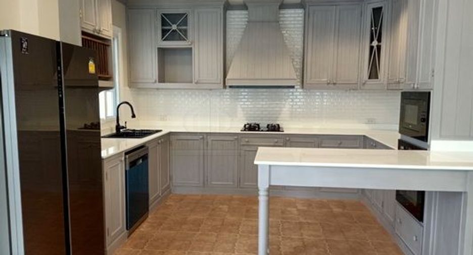 For rent 4 bedrooms condo in Bang Na, Bangkok