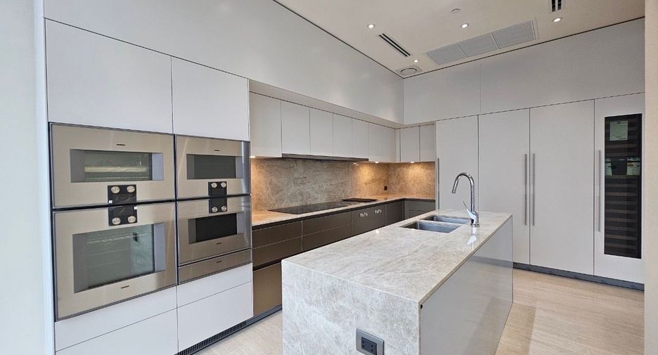 For sale 3 bed condo in Pathum Wan, Bangkok