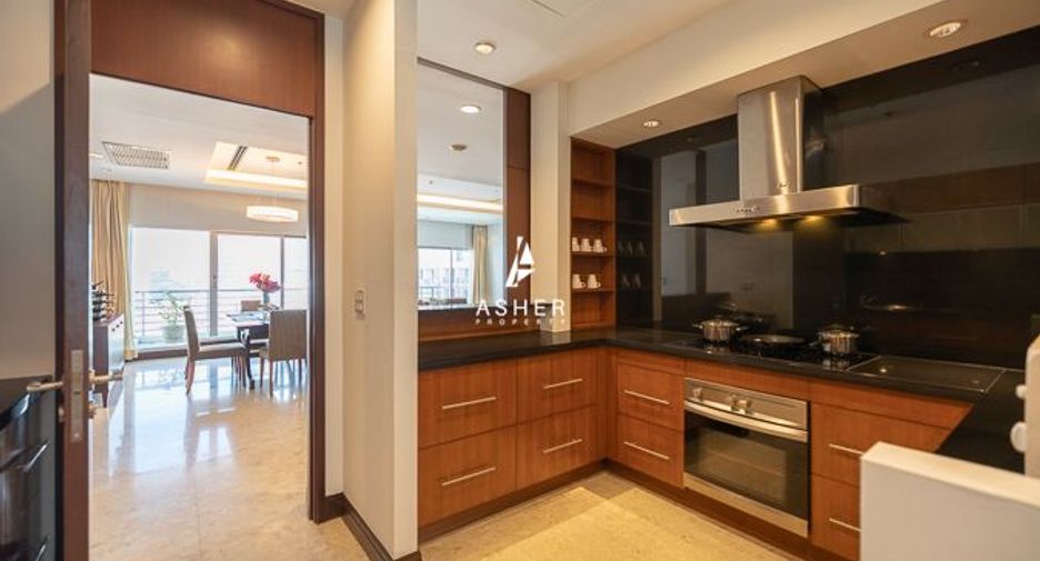 For rent 3 bedrooms condo in Pathum Wan, Bangkok