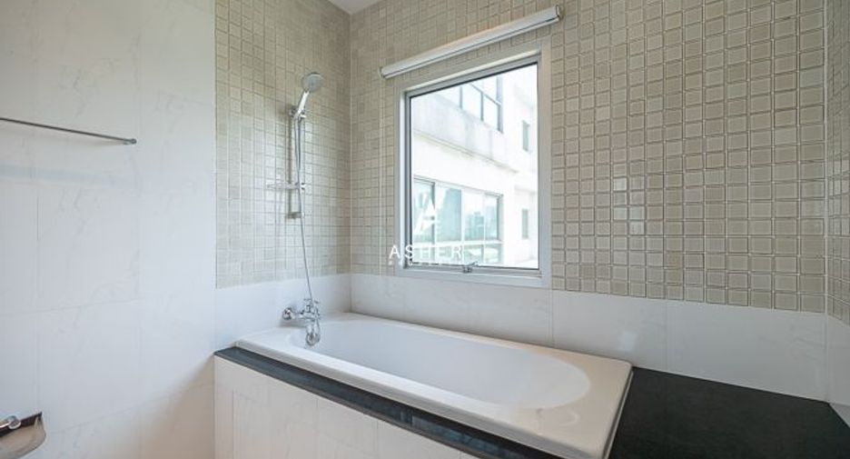 For rent 3 bedrooms condo in Pathum Wan, Bangkok