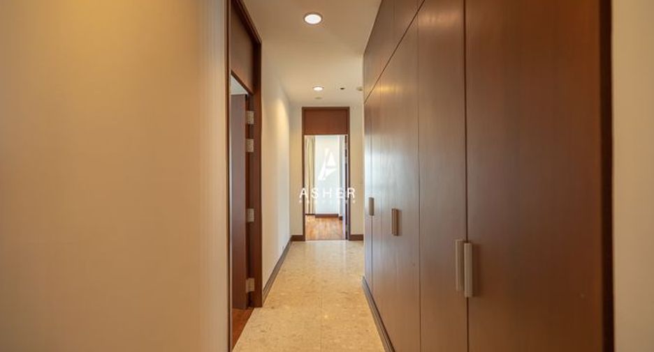 For rent 3 bedrooms condo in Pathum Wan, Bangkok