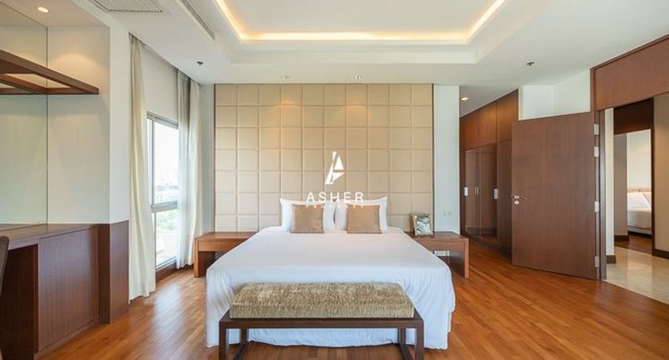 For rent 3 bedrooms condo in Pathum Wan, Bangkok