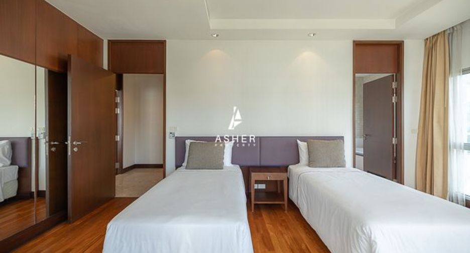 For rent 3 bedrooms condo in Pathum Wan, Bangkok