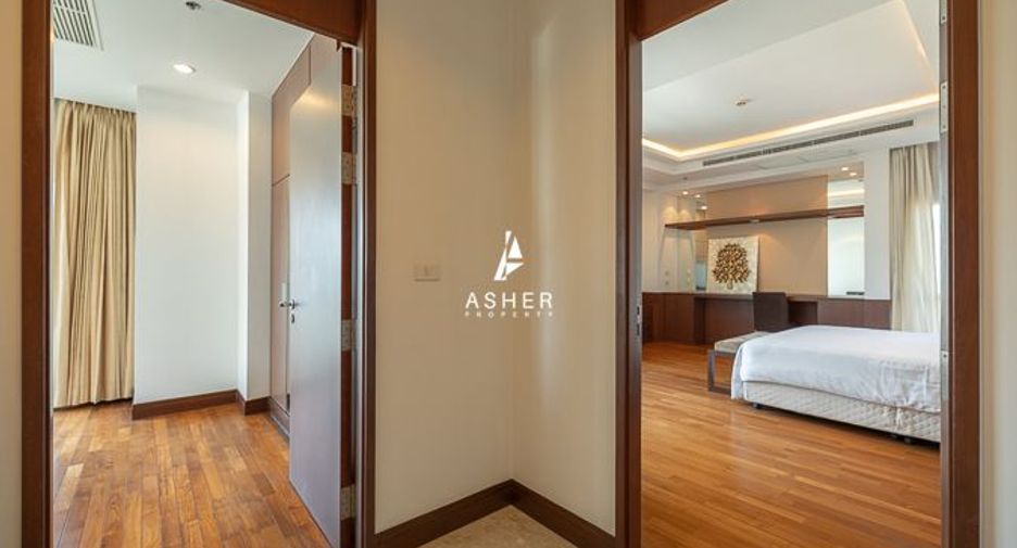 For rent 3 bedrooms condo in Pathum Wan, Bangkok
