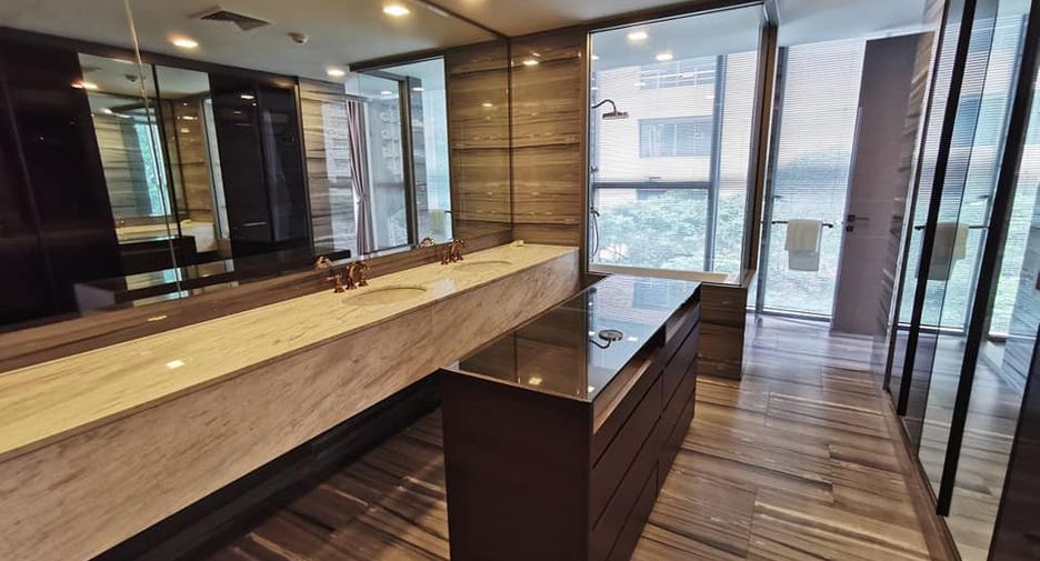 For sale 3 bedrooms condo in Watthana, Bangkok
