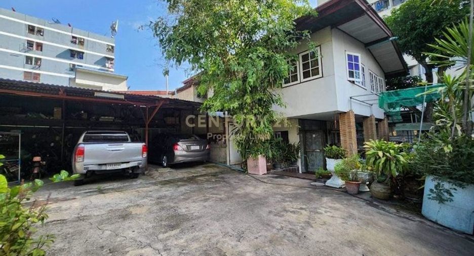 For sale 4 Beds house in Phra Khanong, Bangkok