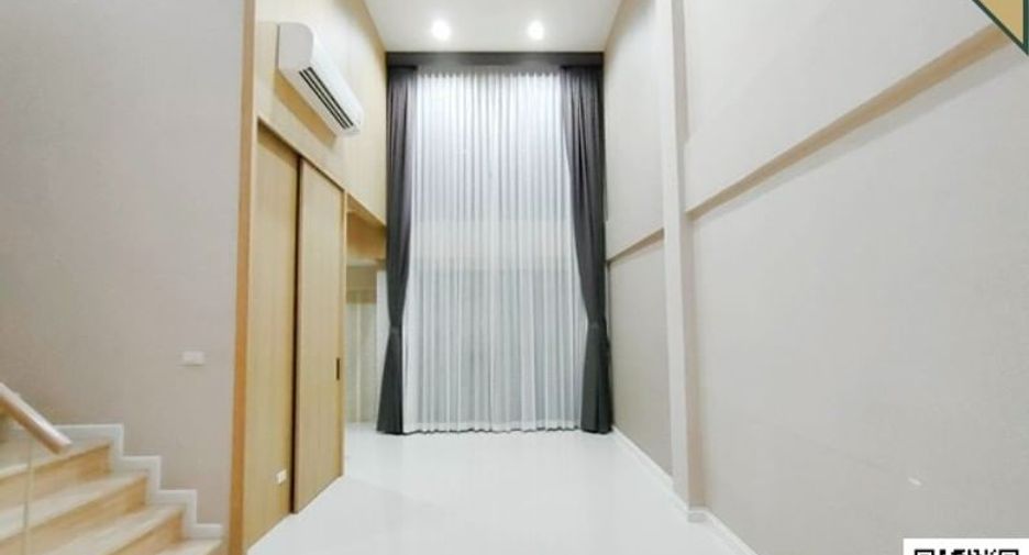 For sale 4 bedrooms townhouse in Mueang Samut Prakan, Samut Prakan