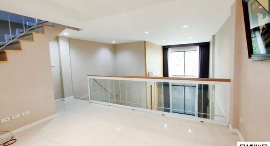 For sale 4 bedrooms townhouse in Mueang Samut Prakan, Samut Prakan