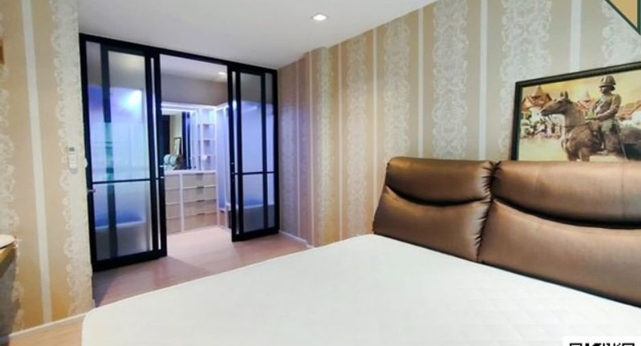 For sale 4 bedrooms townhouse in Mueang Samut Prakan, Samut Prakan