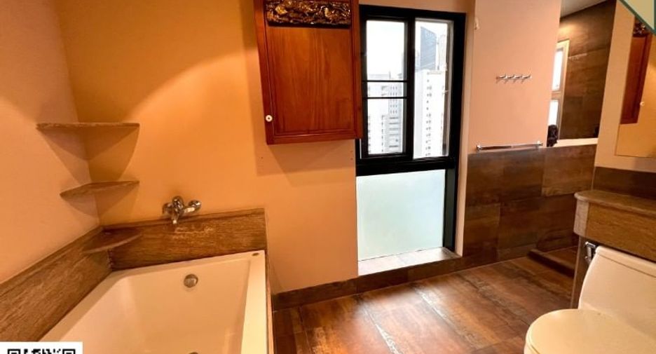 For sale 4 bedrooms condo in Watthana, Bangkok