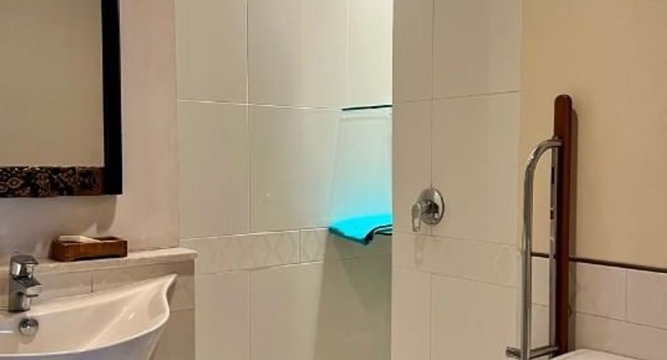 For sale 4 bedrooms condo in Watthana, Bangkok