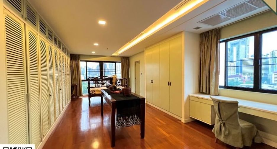 For sale 4 bedrooms condo in Watthana, Bangkok