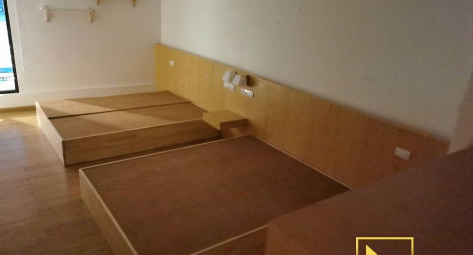 For rent 5 bedrooms townhouse in Watthana, Bangkok