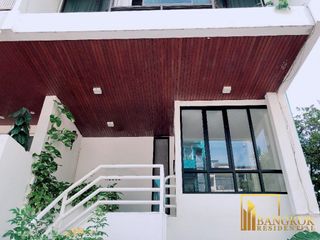 For rent 5 bedrooms townhouse in Watthana, Bangkok