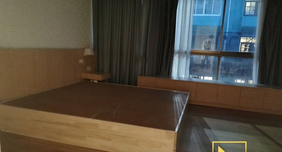 For rent 5 bedrooms townhouse in Watthana, Bangkok