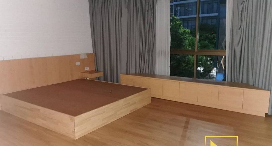 For rent 5 bedrooms townhouse in Watthana, Bangkok