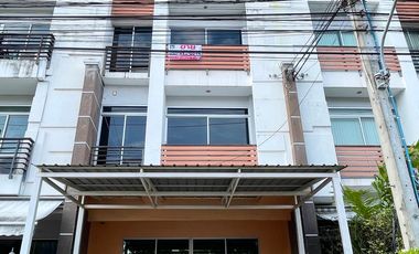 À vendre 2 chambres maison de ville à Prawet, Bangkok
