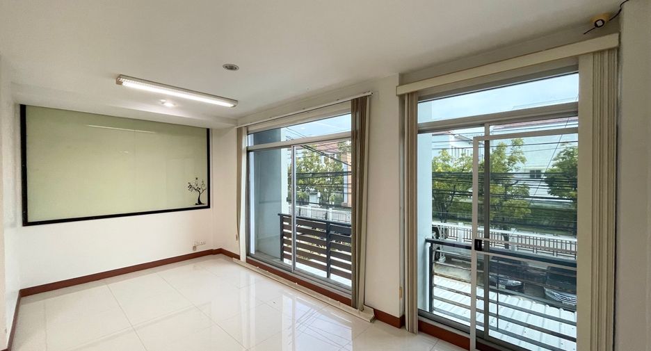 À vendre 2 chambres maison de ville à Prawet, Bangkok