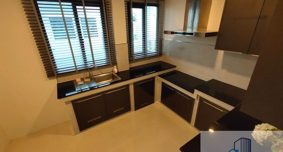 For sale 5 bedrooms house in Saphan Sung, Bangkok