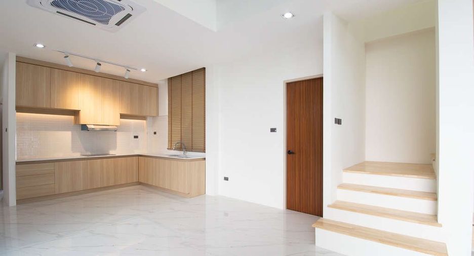 For sale 4 bedrooms house in Saraphi, Chiang Mai