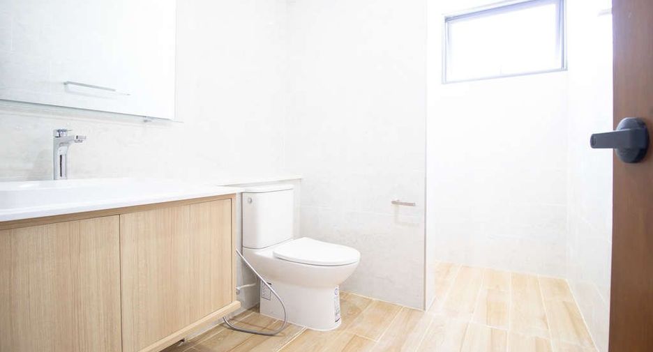 For sale 4 bedrooms house in Saraphi, Chiang Mai