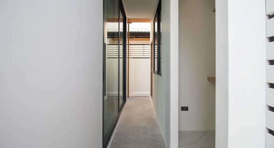 For sale 4 bedrooms house in Saraphi, Chiang Mai