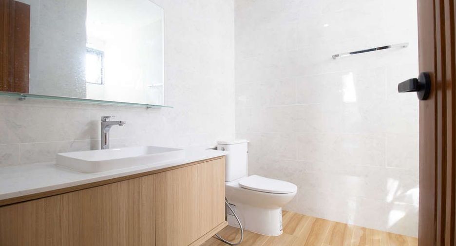 For sale 4 bedrooms house in Saraphi, Chiang Mai