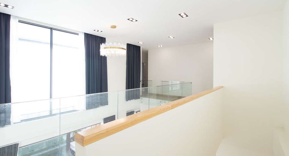 For sale 4 bedrooms house in Saraphi, Chiang Mai